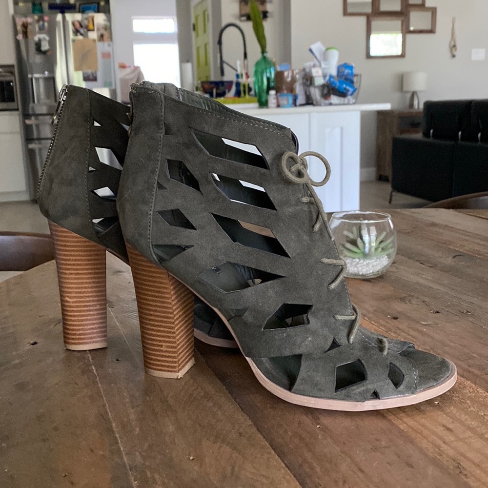 Parker & Sky Olive Green Perforated Lace Up Zipper Booties Size 11?